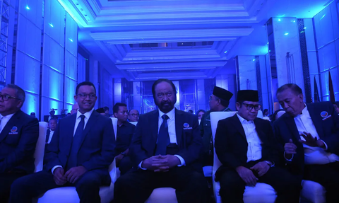 Ketua Umum Partai Nasional Demokrat (NasDem) Surya Paloh memberikan tumpeng kepada Calon Presiden dan Wakil Presiden Anies Baswedan, Muhaimin Iskandar di Kantor DPP Nasdem, Jakarta, Sabtu (11/11/2023).