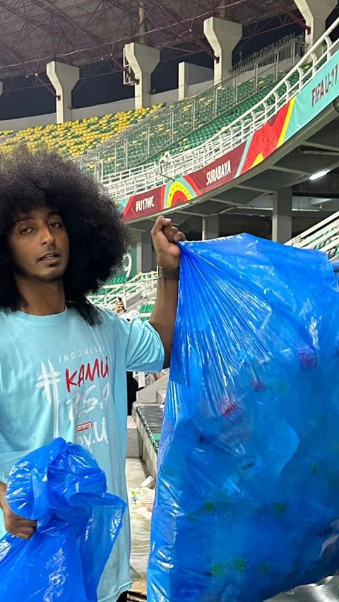 Salut! Suporter Timnas Indonesia Bersih-Bersih Stadion Gelora Bung Tomo Usai Tonton Piala Dunia U-17<br>