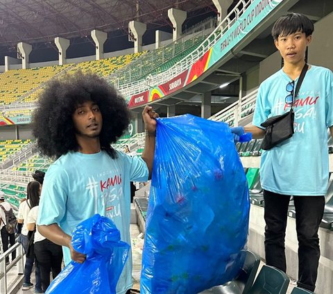 Salut! Suporter Timnas Indonesia Bersih-Bersih Stadion Gelora Bung Tomo Usai Tonton Piala Dunia U-17