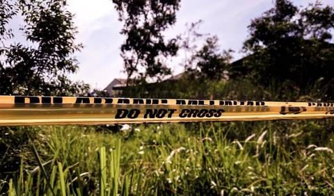 Garis polisi dipasang selama ekshumasi dan autopsi jenazah tahanan BNNP Aceh yang tewas diduga dianiaya selama ditahan lembaga itu (Liputan6.com/Rino Abonita)