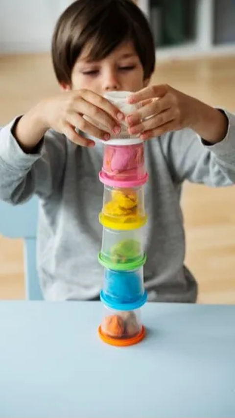 Ilustrasi Melatih Sensorik dan Motorik Anak