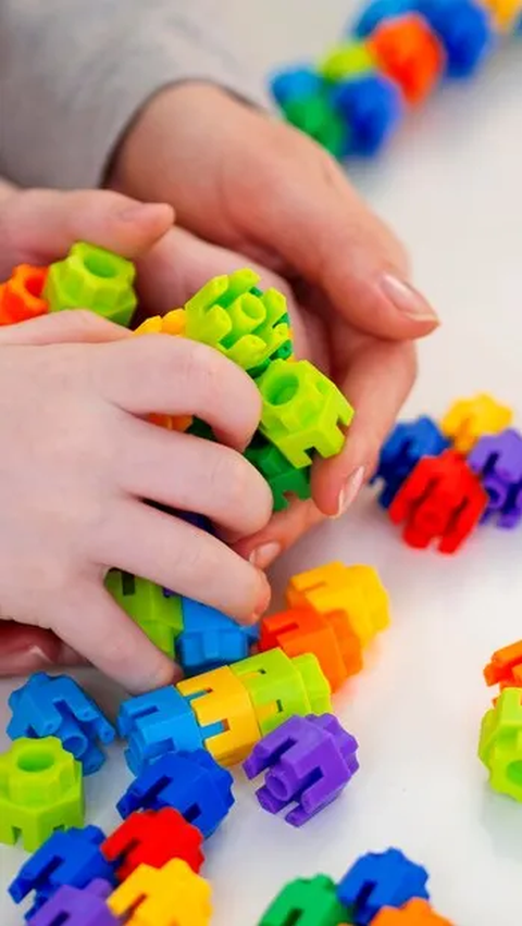 Ilustrasi Melatih Sensorik dan Motorik Anak