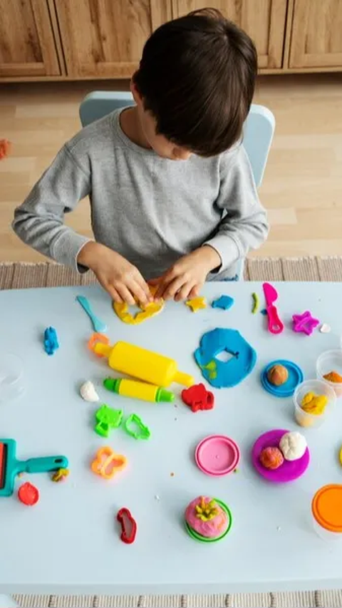 Ilustrasi Melatih Sensorik dan Motorik Anak