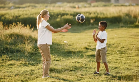 Ilustrasi Melatih Sensorik dan Motorik Anak