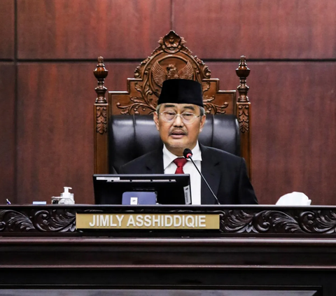 Ketua Majelis Kehormatan Mahkamah Konstitusi, Jimly Asshiddique (tengah), Hakim Anggota Wahidin Adam (kiri), Hakim Anggota Bintan Saragih (kanan) dalam sidang putusan dugaan pelanggaran kode etik Ketua MK Anwar Usman dan Hakim Konstitusi lainnya di Gedung Mahkamah Konstitusi, Jakarta Selasa(7/11/2023).