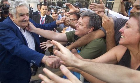 Jose mendonasikan 90 persen gajinya kepada rakyat miskin sejumlah UYU 12.000 atau setara dengan Rp130 juta dengan nilai kurs di tahun 2010.