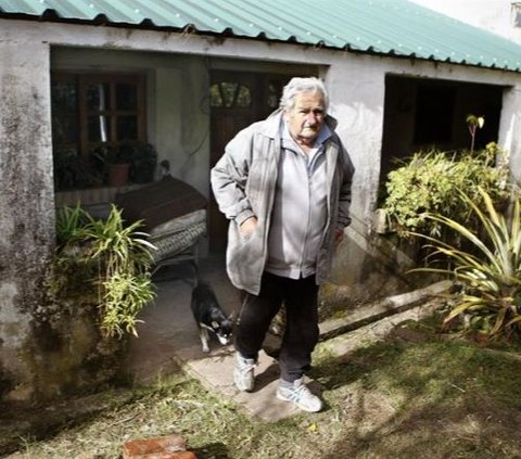 Jose mendonasikan 90 persen gajinya kepada rakyat miskin sejumlah UYU 12.000 atau setara dengan Rp130 juta dengan nilai kurs di tahun 2010.