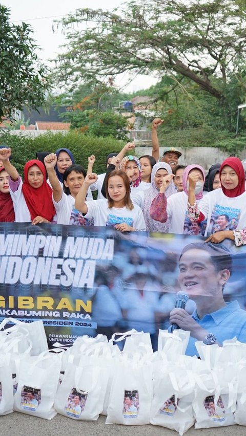 Relawan Mas Gibran Bagi Sembako dan Gelar Senam Sehat di Bandung