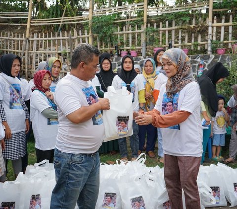 Relawan Mas Gibran Bagi Sembako dan Gelar Senam Sehat di Bandung