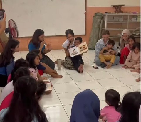 Momen Manis Maudy Ayunda Budayakan Literasi dan Main Bareng Anak-anak Sekolah