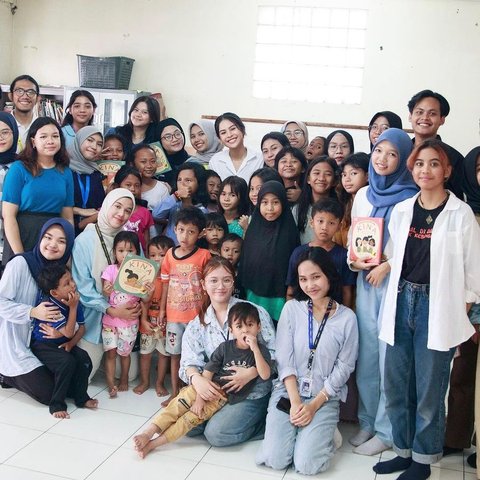 Momen Manis Maudy Ayunda Budayakan Literasi dan Main Bareng Anak-anak Sekolah