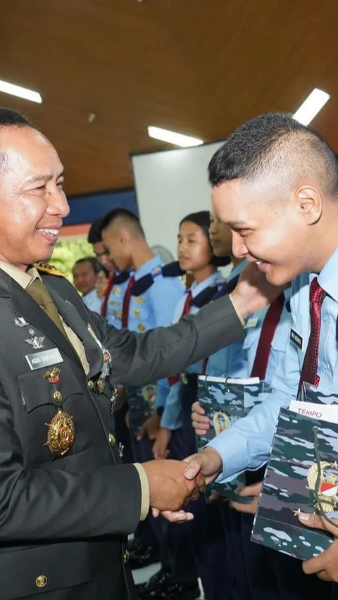 Potret Kasad Agus Subiyanto Cium Kepala Anaknya yang Sedang Sekolah di SMA Taruna Dibanjiri Pujian