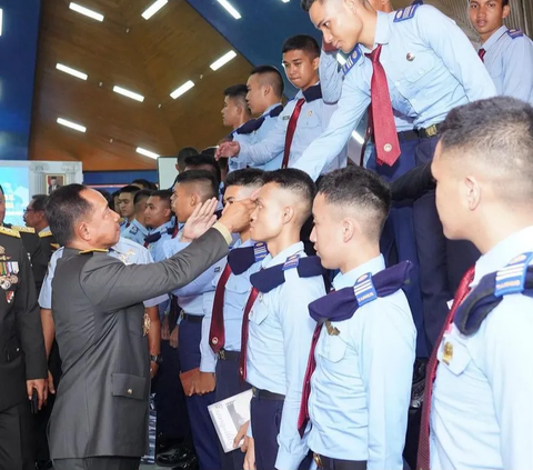 Potret Kasad Agus Subiyanto Cium Kepala Anaknya yang Sedang Sekolah di SMA Taruna Dibanjiri Pujian