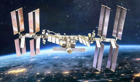 <b>1. International Space Station (Stasiun Luar Angkasa)</b><br>