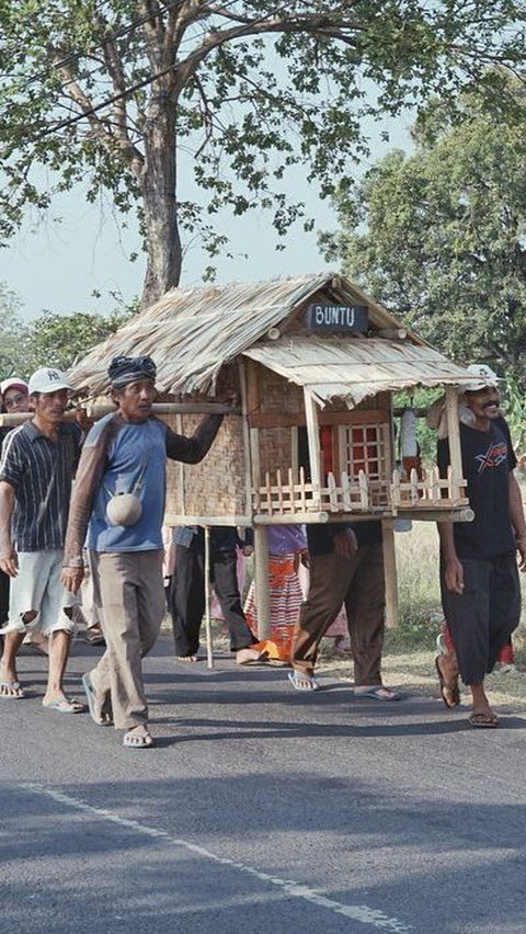 <b>Uniknya Tradisi Wakare di Majalengka, Warga Satu Kampung Gotong Royong Angkat Rumah</b>