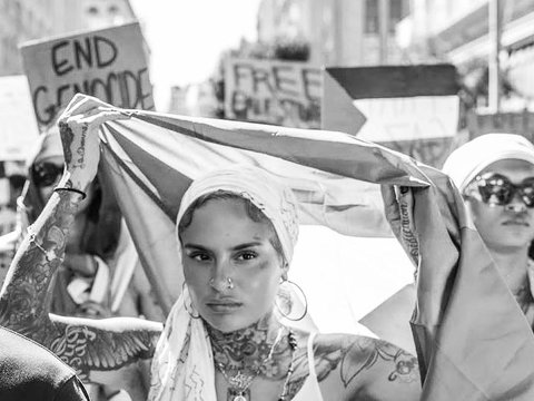 Potret Kehlani, Penyanyi R&B Amerika yang Ikut Demo ke Jalan Dukung Palestina