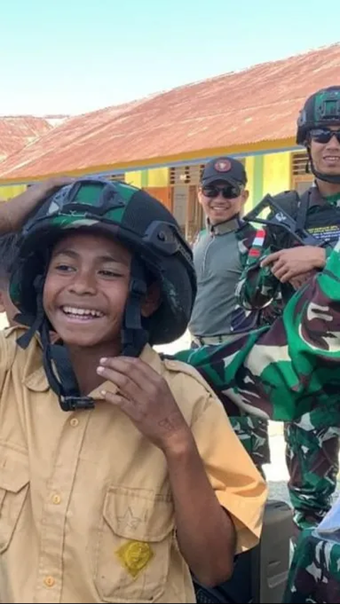 Momen TNI Pamer Alutsista, Bocah hingga Emak-emak Antusias Pegang Senjata