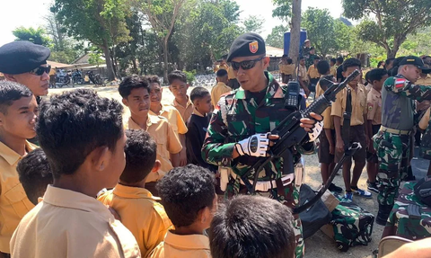 Momen TNI Pamer Alutsista, Bocah hingga Emak-emak Antusias Pegang Senjata