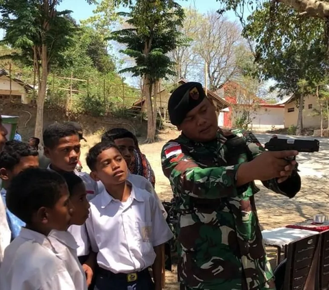 Momen TNI Pamer Alutsista, Bocah hingga Emak-emak Antusias Pegang Senjata