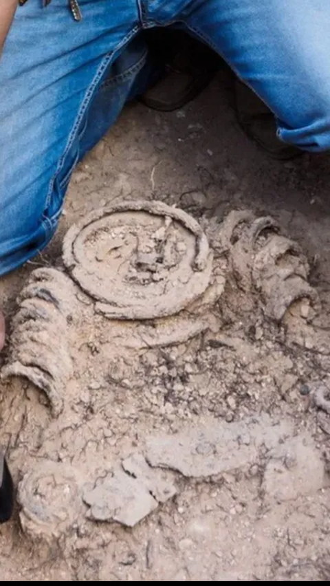 Kerangka Biksu Berumur 1.500 Tahun Ditemukan Terkubur di Gereja, Jasadnya Dirantai Cincin Besi Seberat Puluhan Kilogram