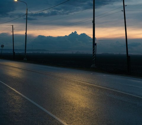 Through the Alternative Road of Ponorogo at Night, One Car Plays Solawat to Strengthen Mental