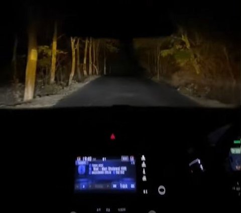 Through the Alternative Road of Ponorogo at Night, One Car Plays Solawat to Strengthen Mental
