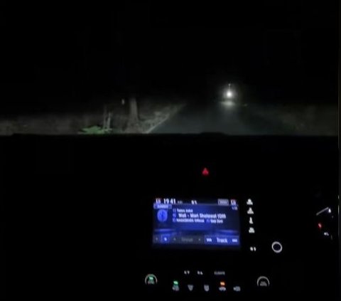 Through the Alternative Road of Ponorogo at Night, One Car Plays Solawat to Strengthen Mental