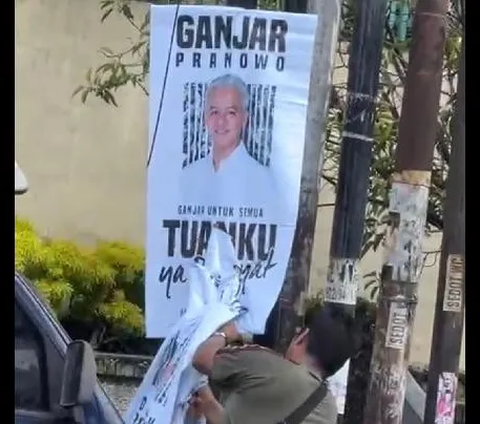 Sebuah video berisi Satpol PP diduga mencopot poster bakal calon presiden Ganjar Prabowo viral di media sosial. Pencopotan poster itu disebut terjadi di Pematang Siantar, Sumatera Utara.