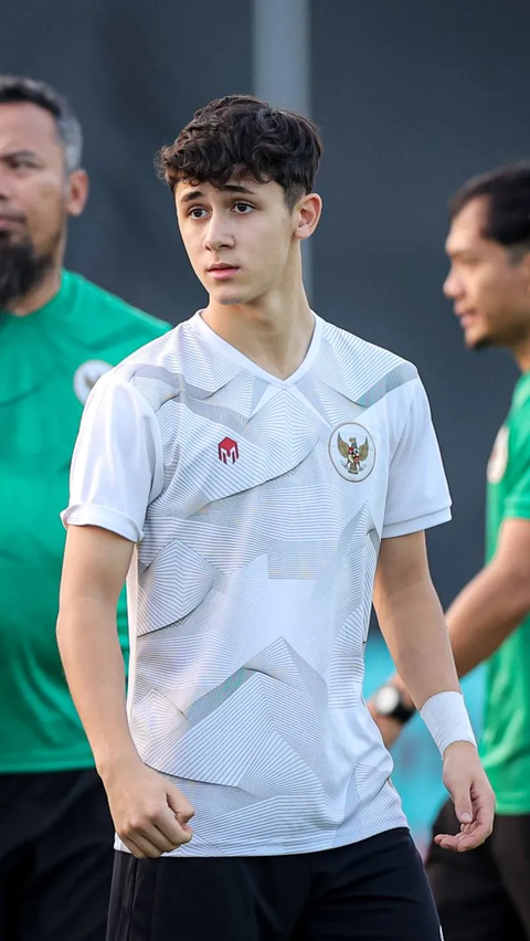 Amar Rayhan Brkic yang baru sembuh dari diare tampak kondisinya sudah sehat mengikuti latihan bersama tim di Lapangan A Stadion Gelora Bung Tomo, Surabaya, Minggu (12/11/2023).