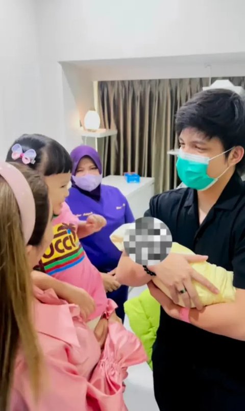 Bahagianya Baby Ameena Bertemu Sang Adik Untuk Pertama Kalinya, Gemas Banget!<br>