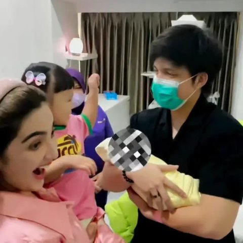 Bahagianya Baby Ameena Bertemu Sang Adik Untuk Pertama Kalinya, Gemas Banget!