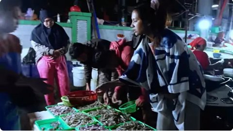 Potret Indah Permatasari Santai Belanja ke Pasar Tengah Malam, Tampil Apa Adanya Buat Netizen Kagum