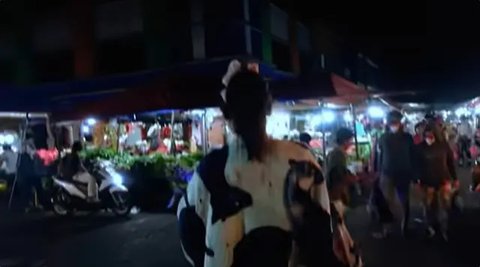 Potret Indah Permatasari Santai Belanja ke Pasar Tengah Malam, Tampil Apa Adanya Buat Netizen Kagum