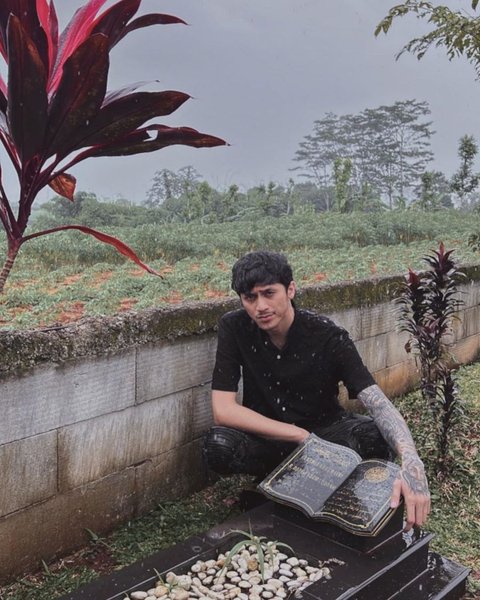 Share di Makam Sang Ibu