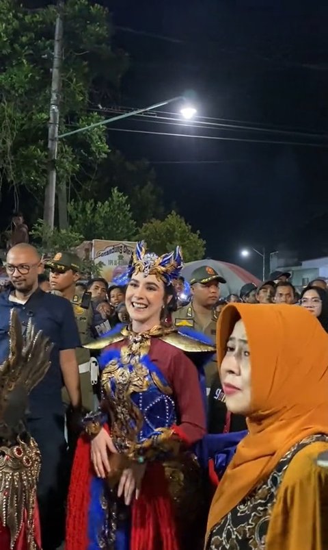 8 Foto Cantik Arumi Bachsin Saat Ikut Karnaval di Malang dan Sapa Warga Dengan Ramah<br>