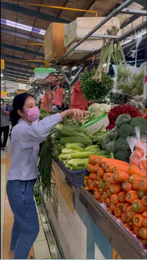 9 Potret Bunga Zainal Belanja Sayur ke Pasar, Kaget Harga Cabai Naik Drastis, 'Kantongku Boncos'