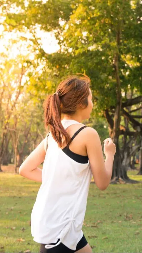 Semua ini sebaiknya disesuaikan dengan keadaan masing-masing. Mulailah dengan olahraga yang paling sesuai dan konsisten untuk hasil maksimal. Ikut kelas olahraga juga dapat meningkatkan motivasi dan disiplin diri.