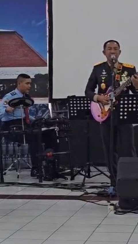 Keren! Kasad TNI Agus Main Gitar Sambil Nyanyi, Sang Anak Gebuk Drum<br>