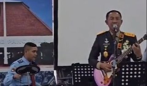 Keduanya tampil membawakan lagu milik grup band populer Naif berjudul Benci untuk Mencinta.<br>