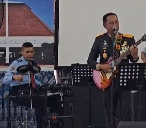 Keren! Kasad TNI Agus Main Gitar Sambil Nyanyi, Sang Anak Gebuk Drum