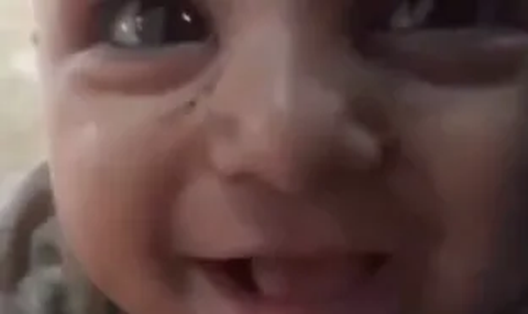 Masya Allah, Bayi Mungil ini Tersenyum Lebar saat Diangkat dari Reruntuhan Bangunan di Gaza Palestina