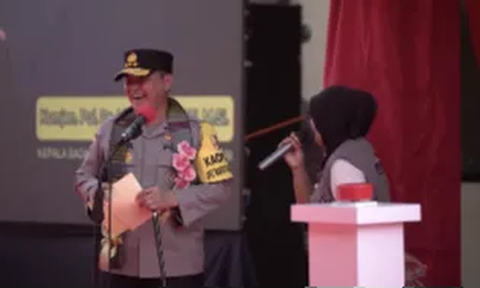 Benar Jawab Kuis Bonus Peluk Jenderal Polisi, Ibu Ini Sumringah Banget