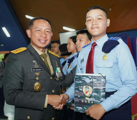 Jenderal TNI Agus pun langsung menuju ruang pimpinan Komisi I DPR RI sebelum memasuki ruang rapat Komisi I DPR RI. 