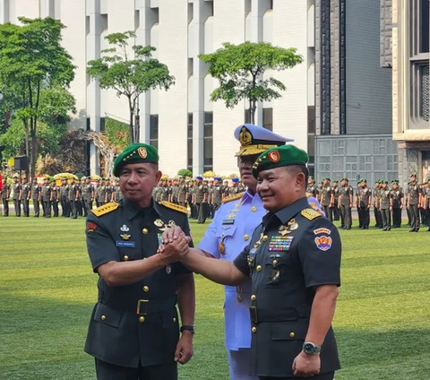 Terlihat Jenderal TNI Agus memasuki ruang rapat Komisi I DPR RI didampingi Ketua Komisi I DPR RI Meutya Hafid, beserta seluruh jajaran pimpinan Komisi I DPR RI. 