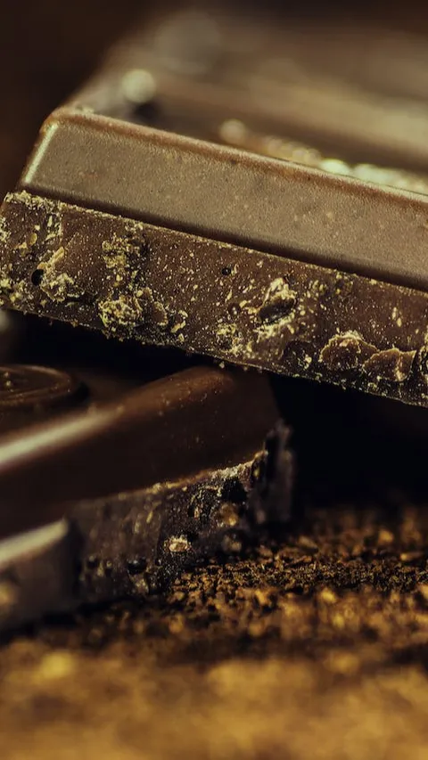 Cokelat mungkin memberikan dorongan ringan, tetapi itu juga dapat mengandung lemak dan gula tambahan. Jadi, jika Anda mencoba untuk tetap terjaga di malam hari, sebaiknya pertimbangkan minuman berkafein sebagai pilihan yang lebih andal.