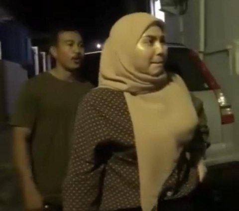 Awalnya, seorang ibu-ibu tampak mencari tahu siapa yang parkir mobil sembarangan hingga menganggu akses jalan. Kemudian seorang wanita dan pria pemilik mobil pun datang ke tempat  ibu-ibu ini.