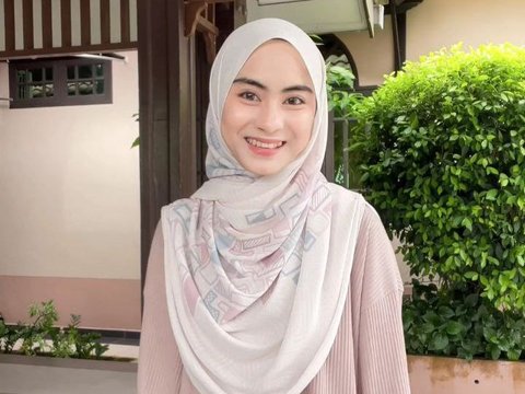 Elegant Hijab Tutorial, Simple to Cover Chest and Back