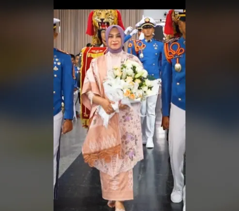 Istri Jenderal Agus Subiyanto jadi Ibu Asuh Taruna Akmil, Momen Lagi Sambutan Anggun Banget