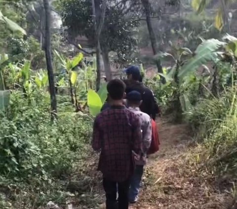 Momen Pria Antar Saudara Menikah Penuh Perjuangan, Naik Turun Gunung Serasa Hiking