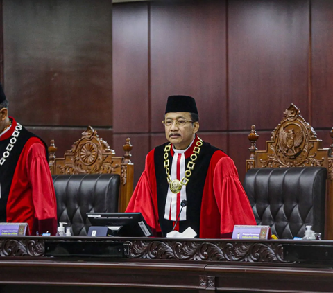 Hakim konstitusi Suhartoyo resmi dilantik sebagai Ketua Mahkamah Konstitusi (MK) periode 2023-2028. Momen pelantikan berlangsung saat dalam sidang pleno khusus di Ruang Sidang Lantai 2 kantor Mahkamah Konstitusi, Senin (13/11/2023).<br><br>